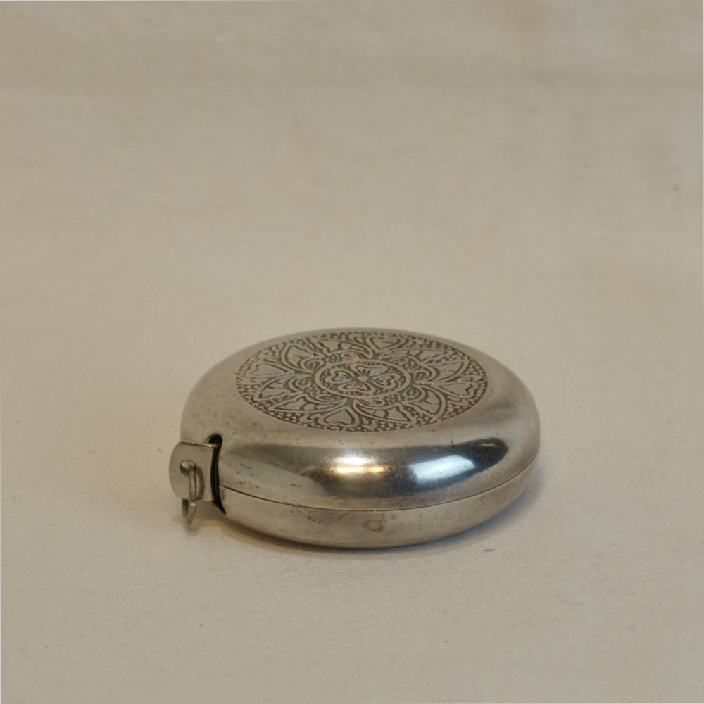 メジャー 巻き尺 手彫り模様 真鍮製 雑貨 計測器 物差し アンティーク風メジャー 真鍮雑貨 7347097