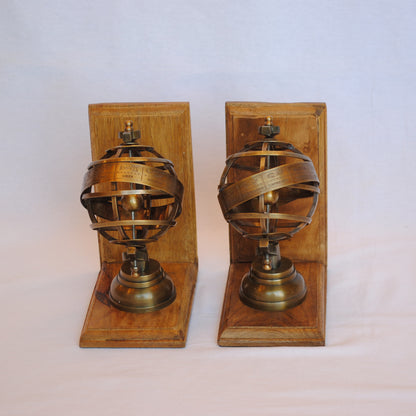 ブックエンド 天球儀型 おしゃれ 真鍮製 アンティーク風 星座 座標 経度 緯度 雑貨 2個セット オブジェ インテリア雑貨 オシャレ雑貨 おしゃれ雑貨 7382056