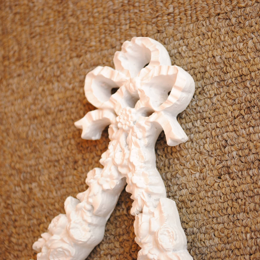 壁掛け鏡 リボン デコレーションミラー ホワイトミラー 鏡 かわいい 壁掛け アンティーク風 フレンチ風 フランス風 883018 WH